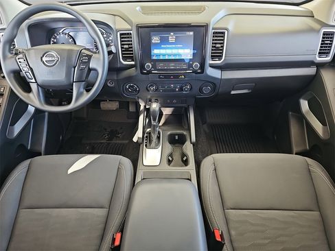 Used 2024 Nissan Frontier SV image 9