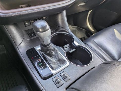 Used 2019 Toyota Highlander XLE AWD/4WD image 12