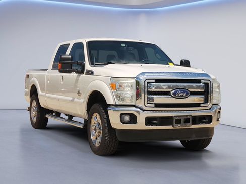Used 2015 Ford F250 Lariat w/ Lariat Interior Package AWD/4WD image 3