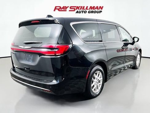 Used 2024 Chrysler Pacifica Touring-L FWD image 7