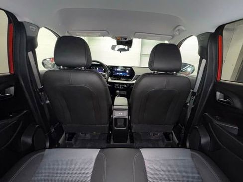 Used 2024 Chevrolet Trax LT w/ LT Convenience Package FWD image 11