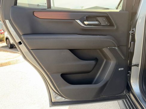 Used 2025 GMC Yukon Denali AWD/4WD image 28