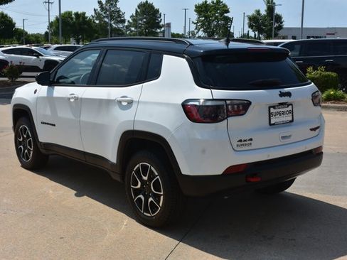 Used 2025 Jeep Compass Trailhawk AWD/4WD image 9