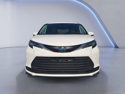 Used 2025 Toyota Sienna LE FWD image 8