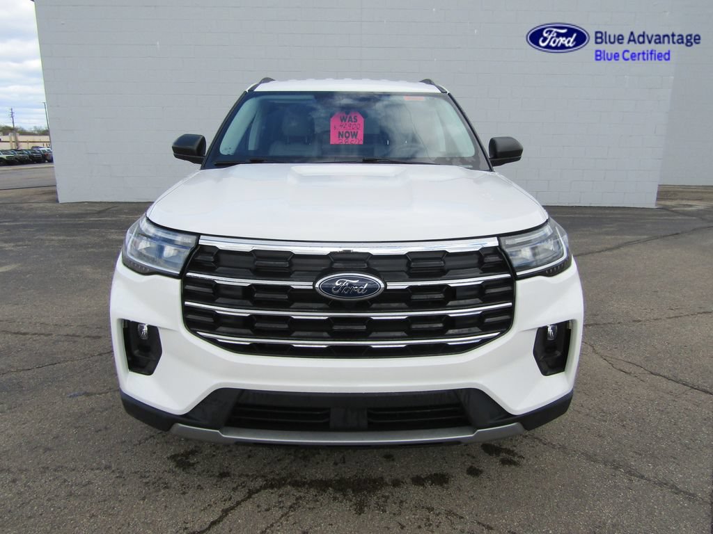 Used 2025 Ford Explorer Active AWD/4WD image 3