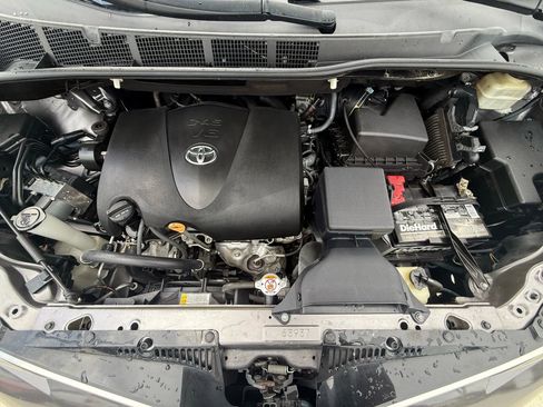 Used 2019 Toyota Sienna SE image 14