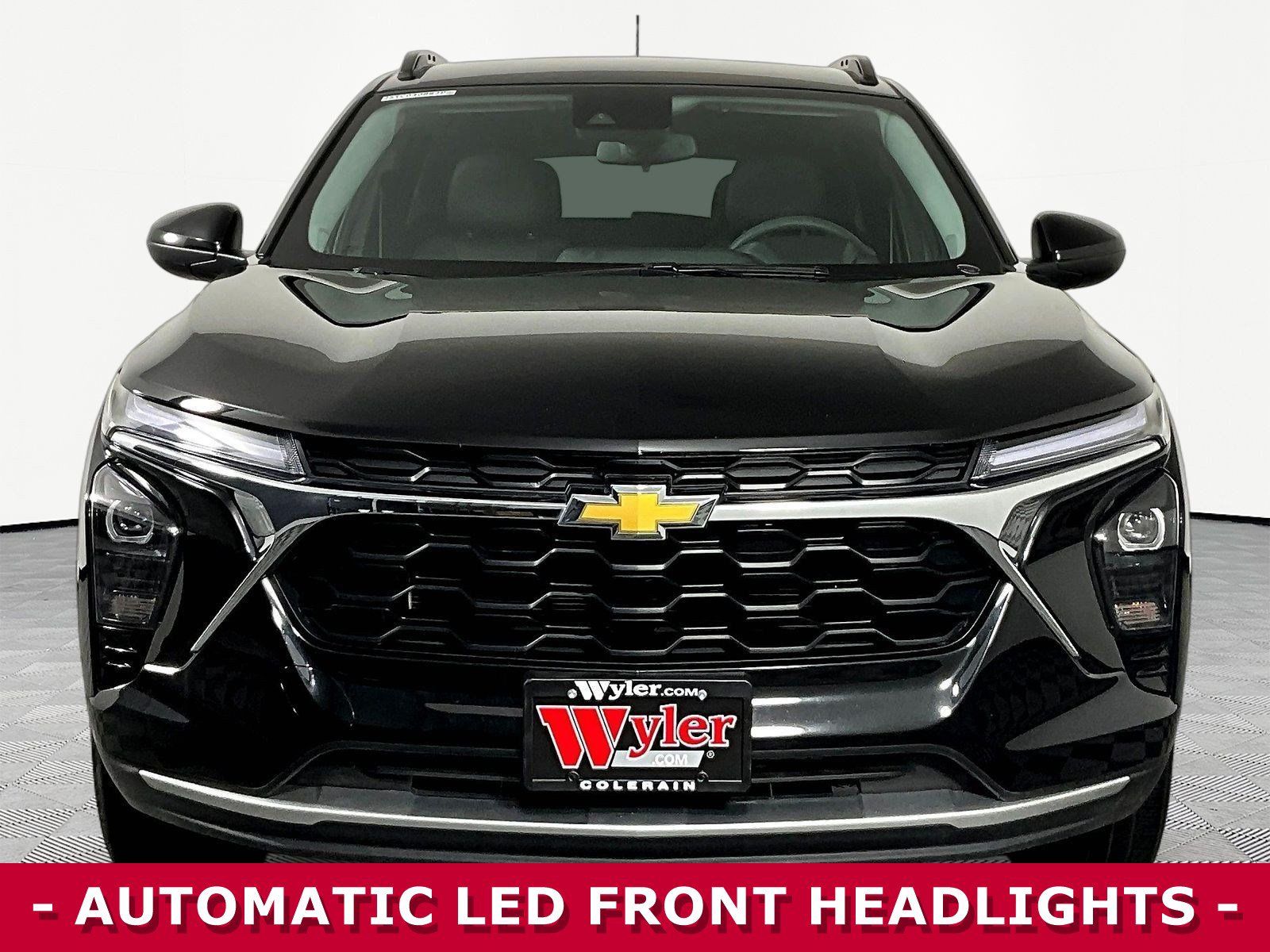 Used 2026 Chevrolet Trax LT FWD image 2