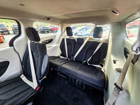Used 2022 Chrysler Voyager LX image 12