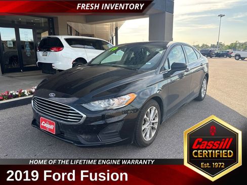 Used 2019 Ford Fusion SE FWD image 1
