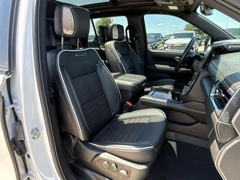 Used 2025 GMC Yukon AT4 Ultimate AWD/4WD image 32