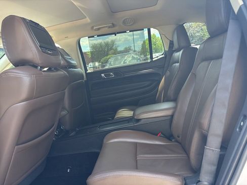 Used 2013 Lincoln MKT AWD image 8