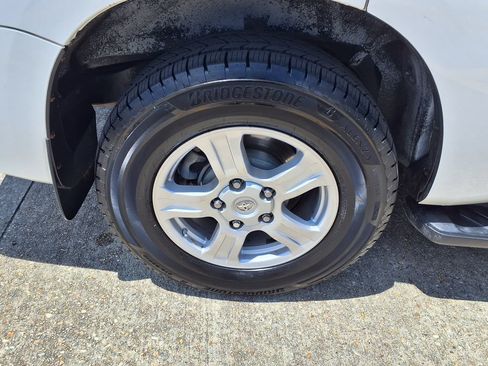 Used 2017 Toyota Sequoia SR5 RWD image 5