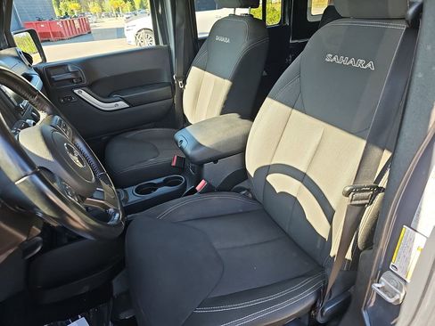 Used 2017 Jeep Wrangler Unlimited Sahara w/ Connectivity Group AWD/4WD image 19