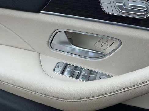 Used 2023 Mercedes-Benz GLS 450 4MATIC image 19