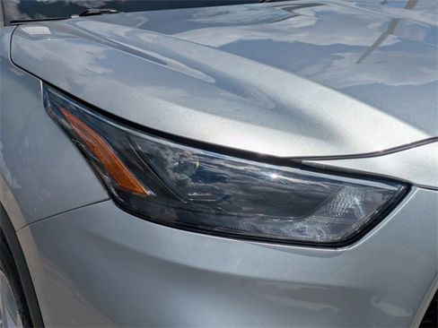 Used 2023 Toyota Highlander LE image 9