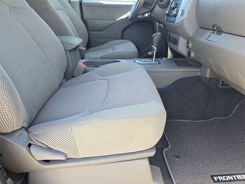 Used 2020 Nissan Frontier SV image 10