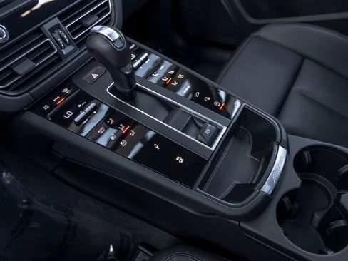 Certified 2023 Porsche Macan Turbo AWD/4WD image 38