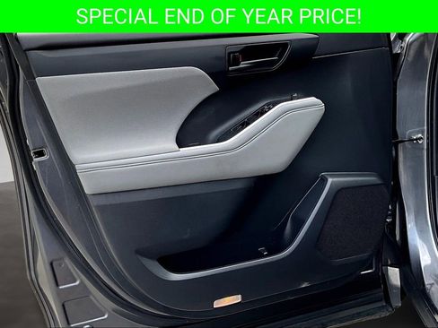 Used 2021 Toyota Highlander LE image 19