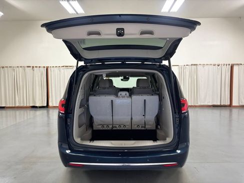 Used 2021 Chrysler Pacifica Touring-L FWD image 29