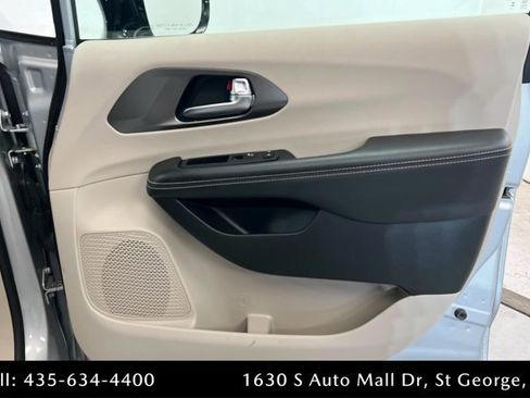 Used 2024 Chrysler Pacifica Limited FWD image 23