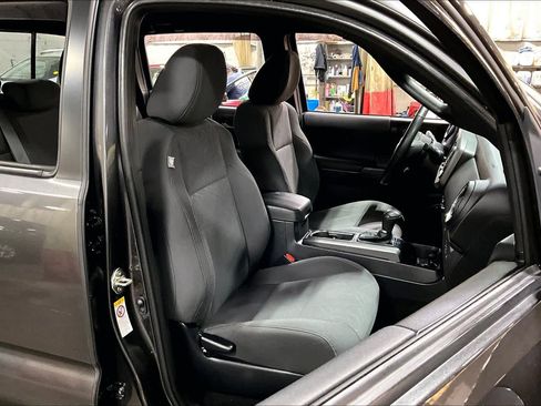 Used 2018 Toyota Tacoma TRD Sport w/ Technology Package image 8