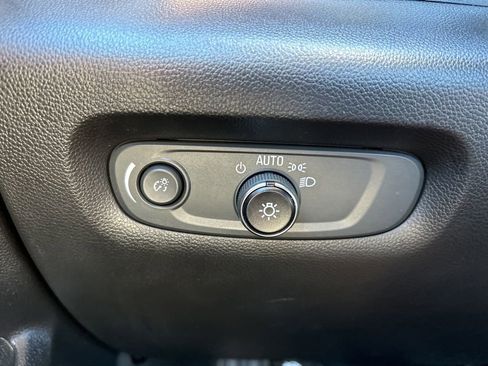 Used 2022 Chevrolet Traverse LT image 23