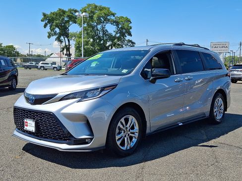Certified 2023 Toyota Sienna XSE image 4