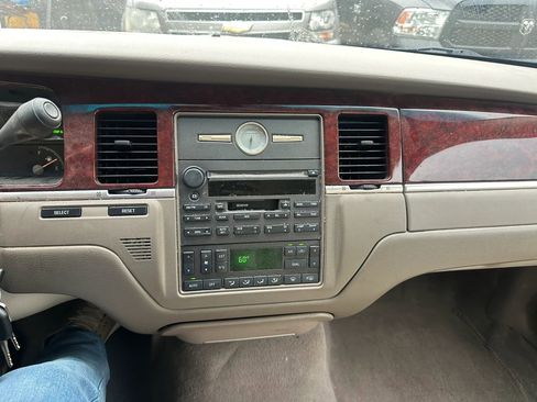 Used 2004 Lincoln Town Car Signature RWD image 10