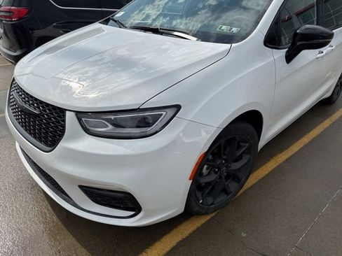 Used 2025 Chrysler Pacifica Limited image 36