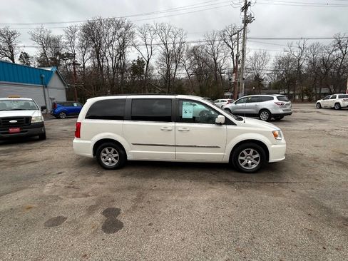 Used 2012 Chrysler Town & Country Touring w/ Entertainment Group #1 image 4