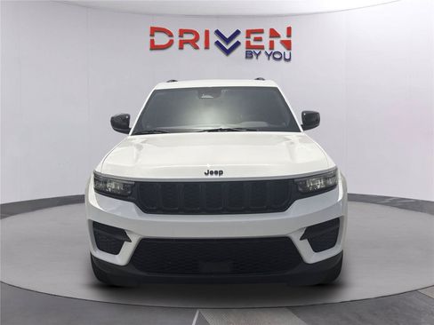 Used 2023 Jeep Grand Cherokee Altitude AWD/4WD image 9