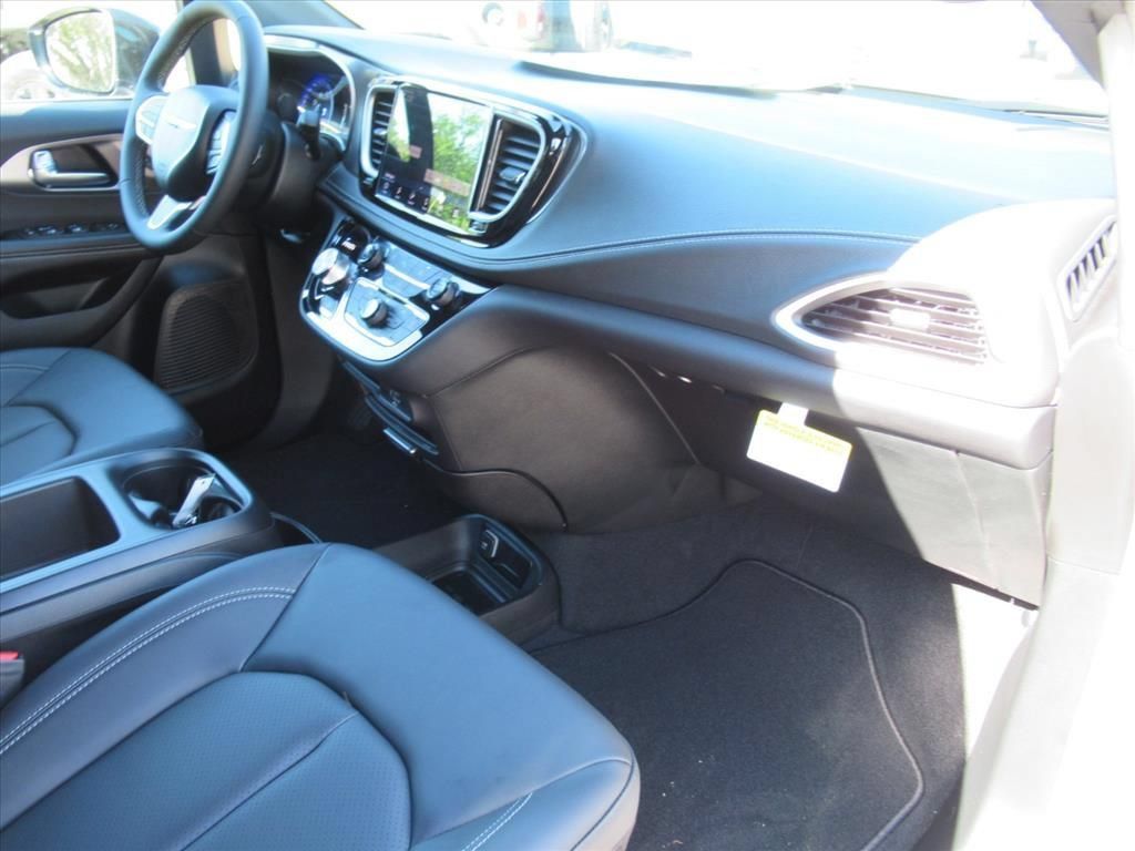 New 2026 Chrysler Pacifica Select FWD image 11