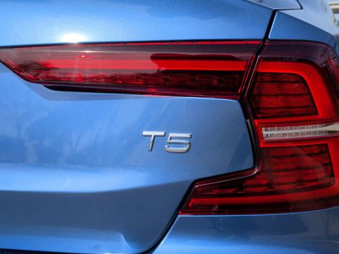 Used 2021 Volvo S60 T5 R-Design image 12