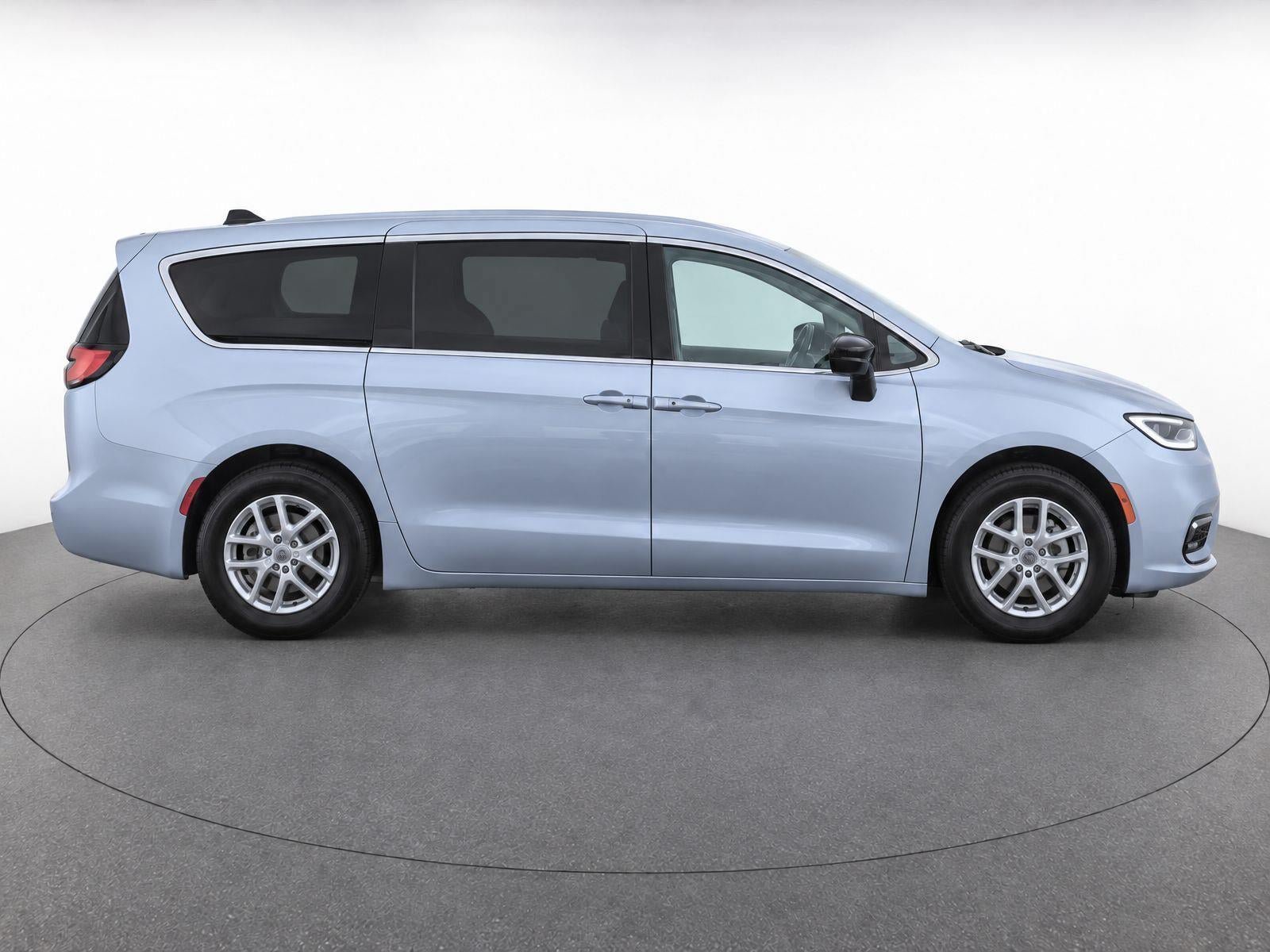 Used 2024 Chrysler Pacifica Touring-L FWD image 8