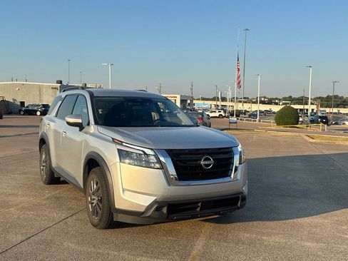 Certified 2025 Nissan Pathfinder SV FWD image 2