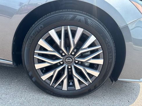 Used 2025 Nissan Altima 2.5 SV FWD image 25