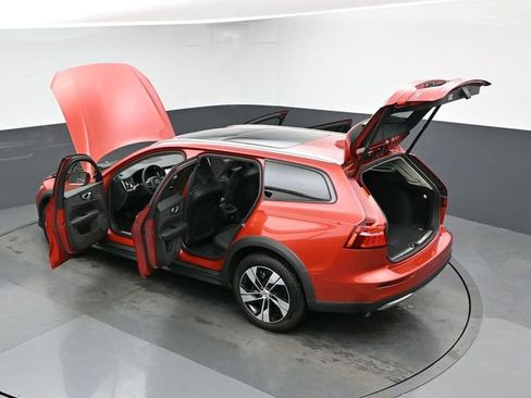 Used 2025 Volvo V60 B5 Cross Country Plus AWD/4WD image 48