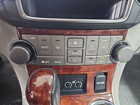 Used 2013 Toyota Highlander Limited AWD/4WD image 29