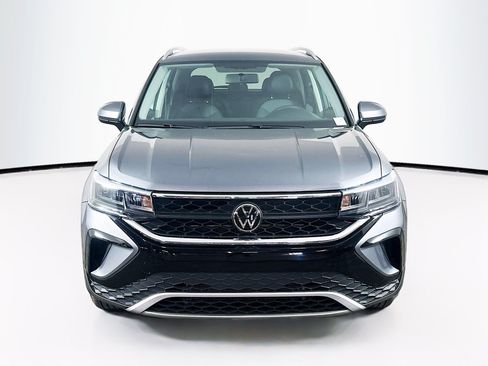 Used 2022 Volkswagen Taos SE FWD image 2
