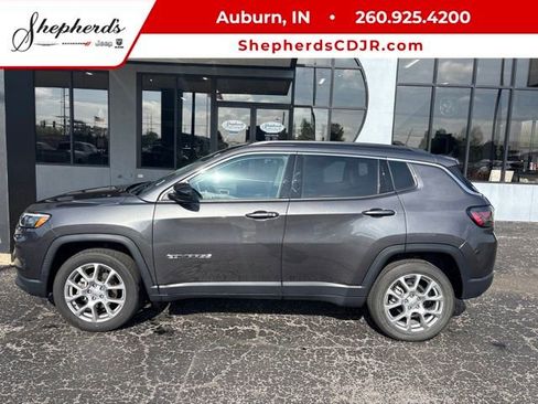 Used 2022 Jeep Compass Latitude w/ Sun and Sound Group AWD/4WD image 1