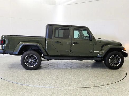 Used 2023 Jeep Gladiator Overland w/ Cold Weather Group AWD/4WD image 9