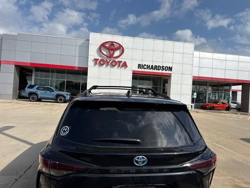 Used 2023 Toyota Sienna XLE FWD image 5