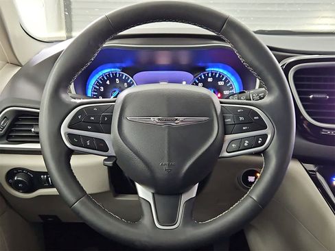 Used 2024 Chrysler Pacifica Touring-L image 22
