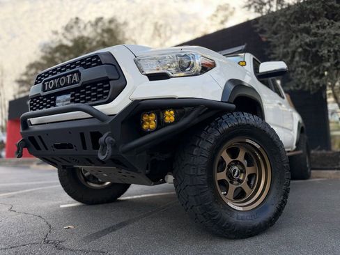 Used 2019 Toyota Tacoma TRD Off-Road image 2