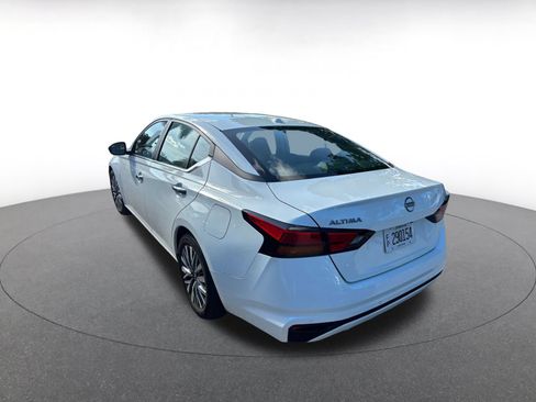 Used 2025 Nissan Altima 2.5 SV FWD image 12