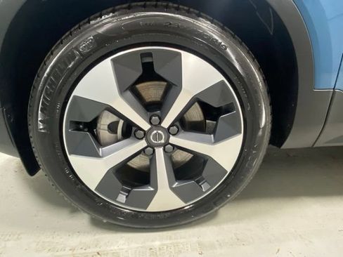 Certified 2025 Volvo XC40 B5 Plus AWD/4WD image 5