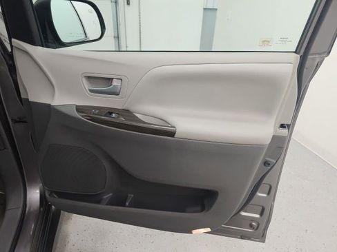 Used 2018 Toyota Sienna XLE image 36