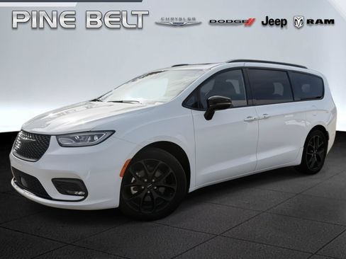 Used 2025 Chrysler Pacifica Limited FWD image 1