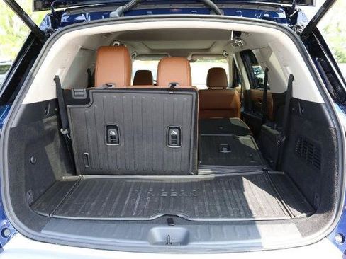 Used 2025 Nissan Pathfinder Platinum AWD/4WD image 8