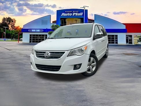 Used 2014 Volkswagen Routan SEL Premium FWD image 2